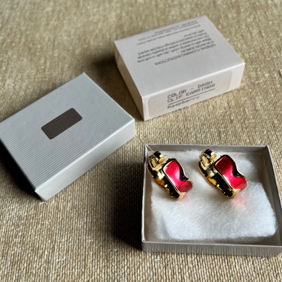 VINTAGE (1987) AVON COLOR-DASH CLIP ON EARRINGS (RASPBERRY) - Picture 2 of 3